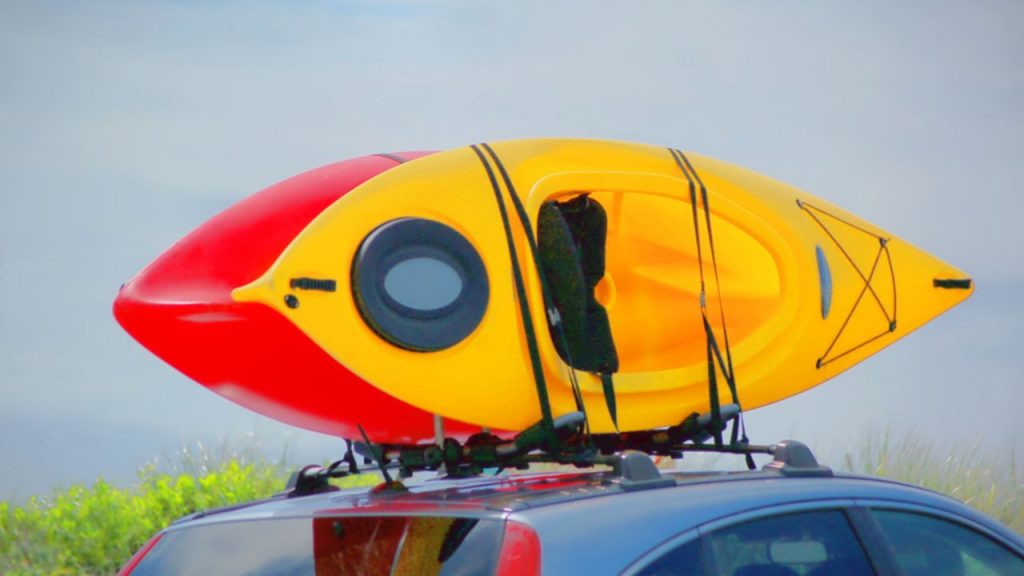 The kayak is fixed on the car