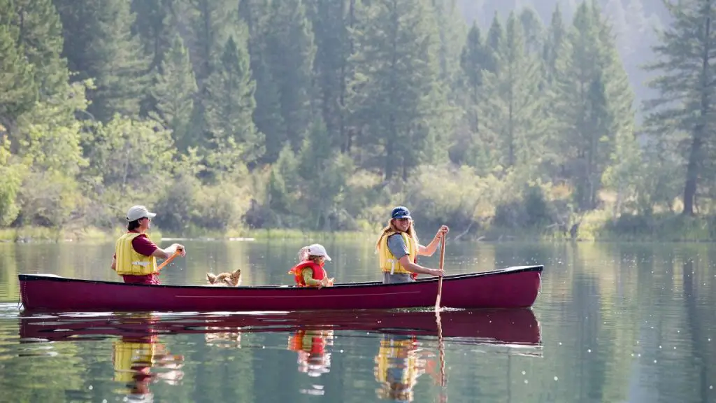  A family is canoeing