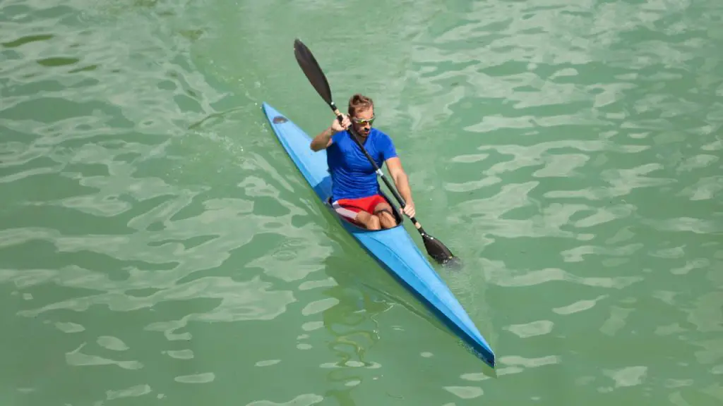 a man is sitting right posture while kayaking