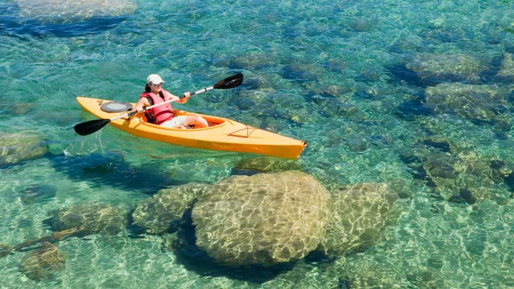 A kayaker stop paddling and observe how kayak moves